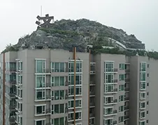 Chinese professor bouwt rotsvilla op dak van flat