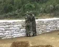 Chinese soldaat heeft beetje moeite met gooien granaat