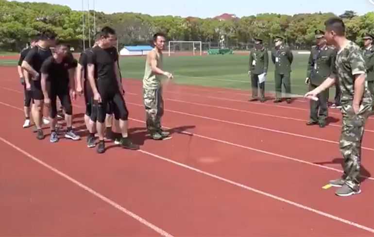 Chinese soldaten zijn enorm goed in touwtje springen