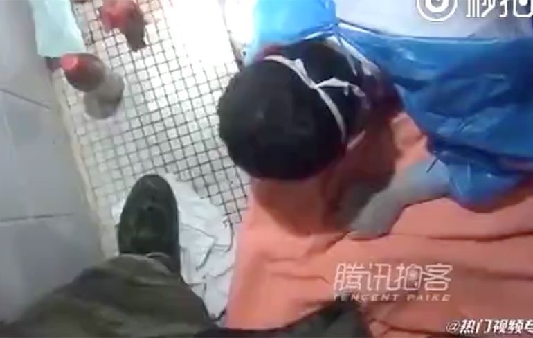 Chinese studente bevalt op toilet en trekt kind door