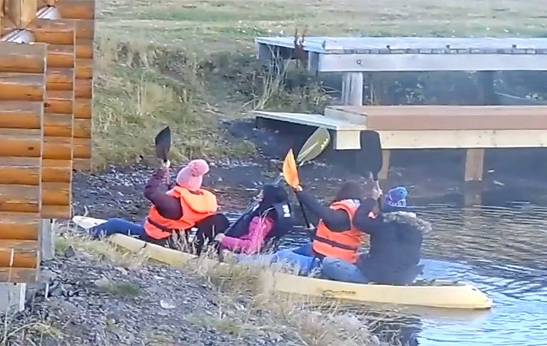 Chinese toeristen proberen in IJsland te kajakken
