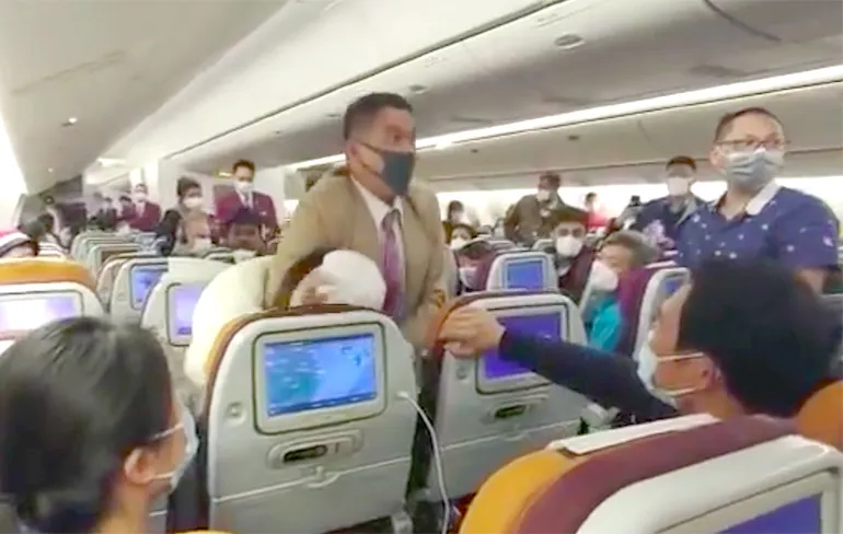 Chinese vrouw kucht expres op stewardess in vliegtuig