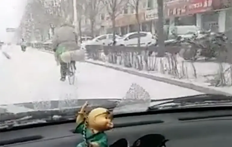 Chinese vrouw wil meer beweging, gaat stukje wandelen!