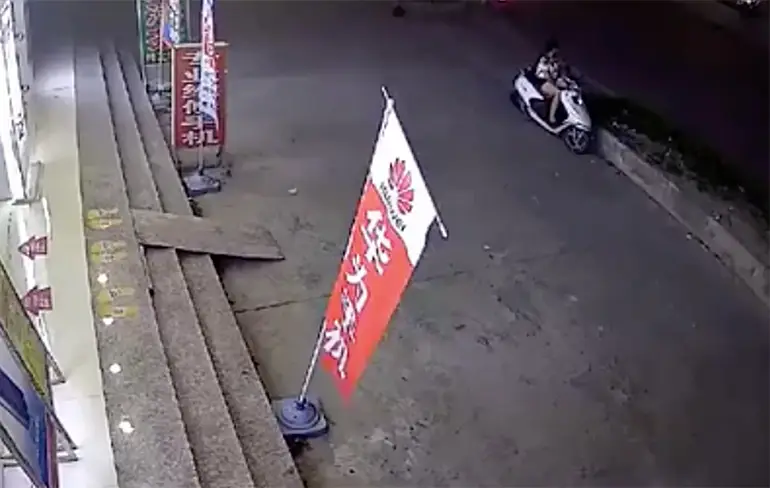 Chinese vrouw wordt echt gelanceerd van haar scooter