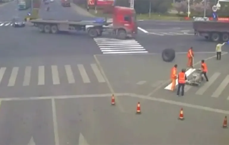 Chinese wegwerker krijgt band van ruim 200 kilo als verrassing