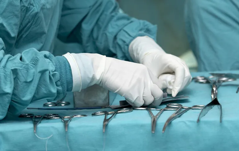 Chirurg verlost man uit zijn lijden met grote tang