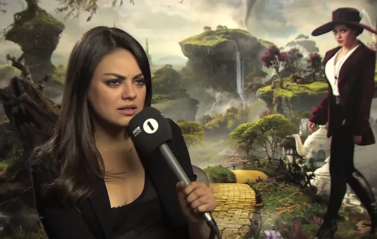Chris Stark heeft interview met Mila Kunis