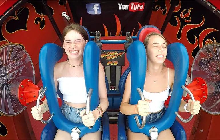 Cierrra en Michaela zijn onder de indruk van ritje in de slingshot