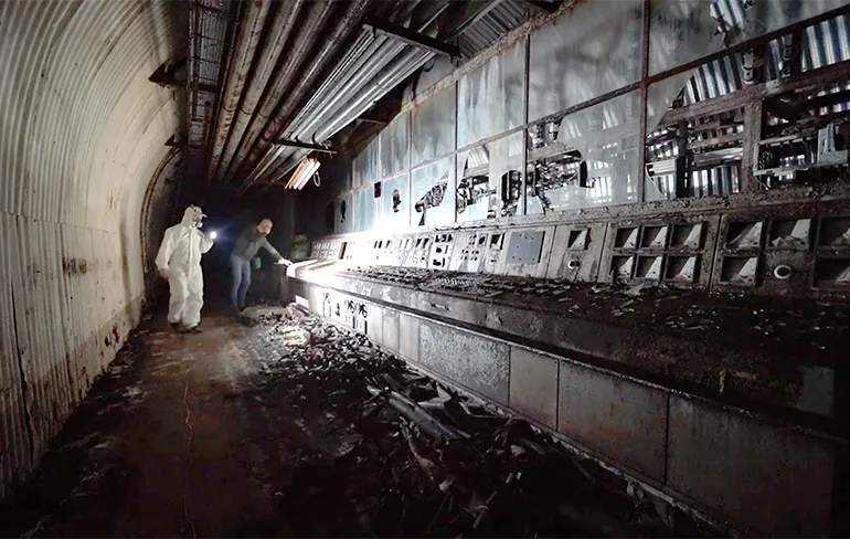 Claustrofobische tunnel geeft toegang tot verlaten NAVO bunker in Italie