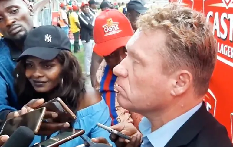 Coach Hendrik de Jongh in zijn allerbeste Engelands