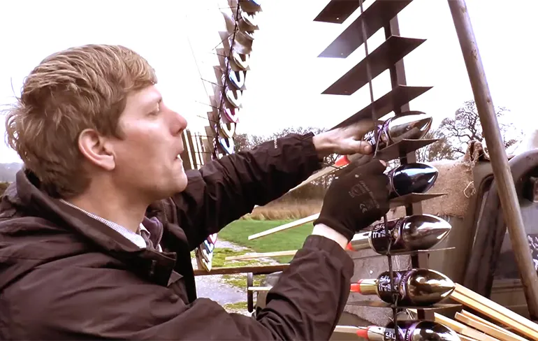 Colin Furze heeft wat te vieren en maakt een draaiend wiel van vuurwerk