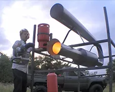 Colin Furze maakt grootste schetenmachine ooit