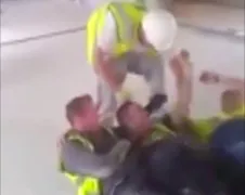 Collega doet zogenaamde Three Man Deadlift grap