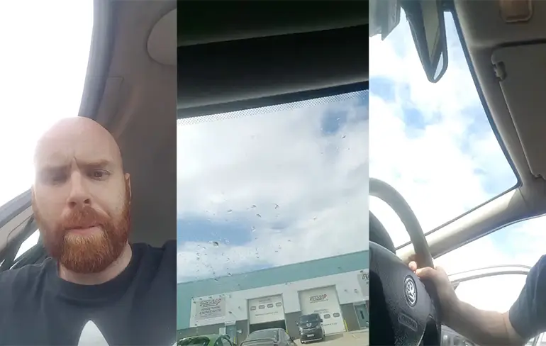 Collega's nemen auto van monteur onder handen tijden zijn afwezigheid
