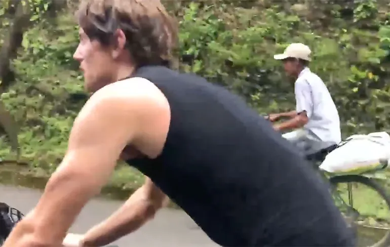 Colombiaans boertje kan Ironman triatleet makkelijk bijhouden op fiets