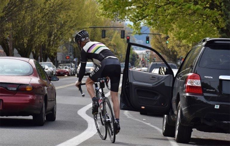 Compilatie fietsers die op pijnlijke manier kennis maken met autodeur