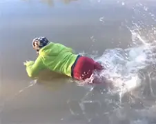 Compilatie mensen op heel dun ijs