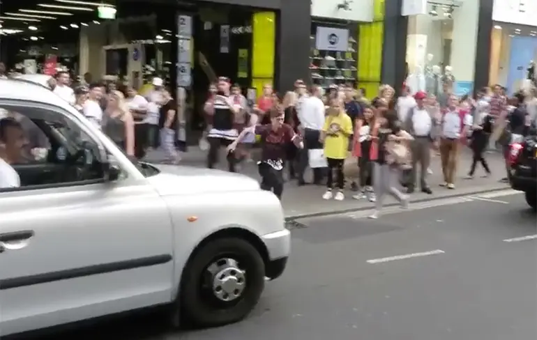 Conor Bradley Contrix steekt Oxford Street in Londen over!