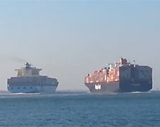 Containerschepen geven elkaar kusje op Suezkanaal