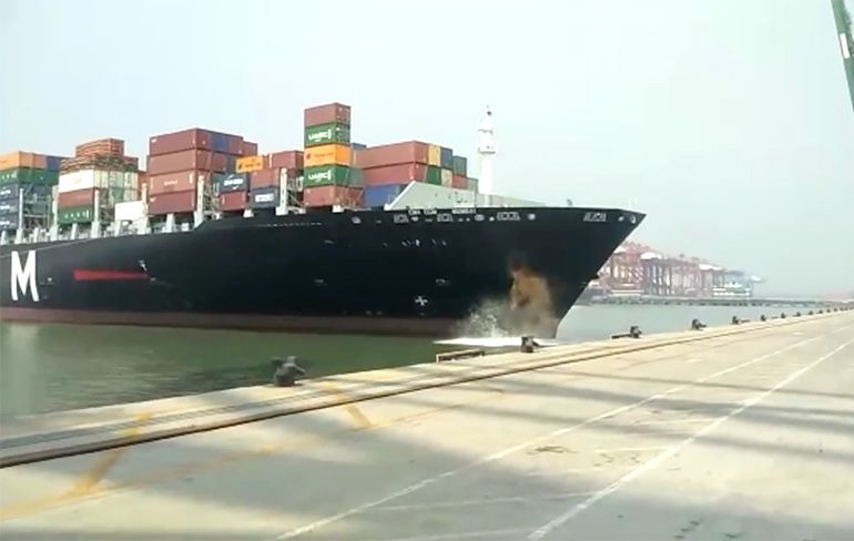 Containerschip ramt pier in India