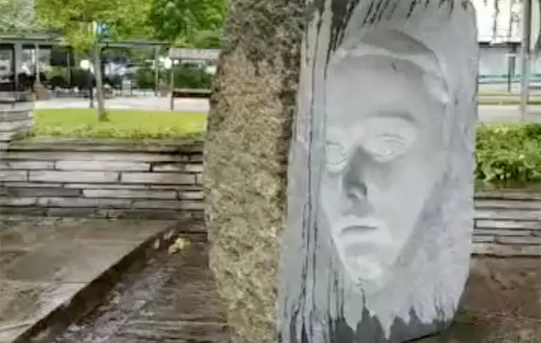 Creepy as F*%ck: Beeld blijft je aanstaren