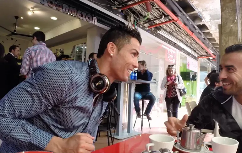 Cristiano Ronaldo gaat gewoon ergens een bakkie drinken...