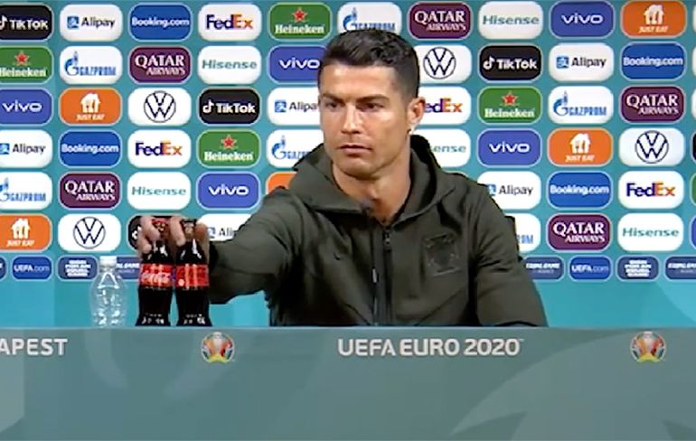 Cristiano Ronaldo verwijdert tijdens persconferentie flesjes van EK-sponsor Coca Cola
