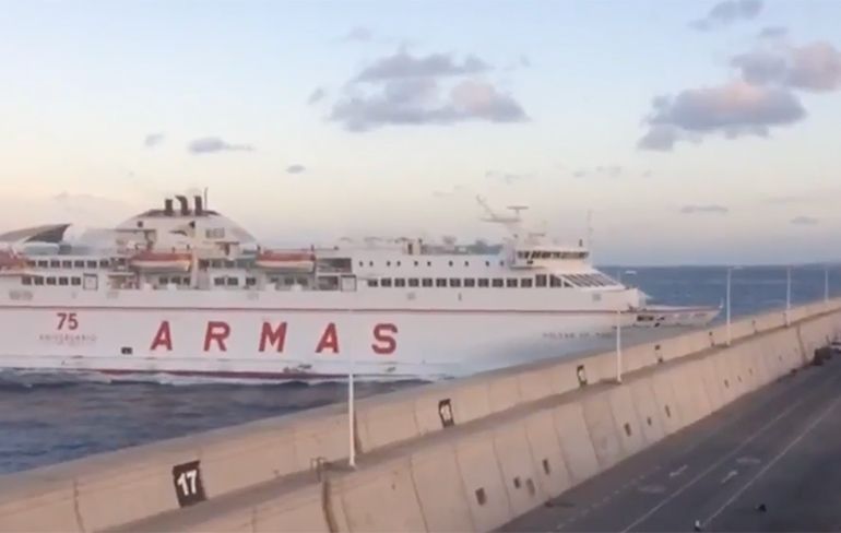 Cruiseschip parkeert in betonnen muur in haven Las Palmas op Gran Canaria