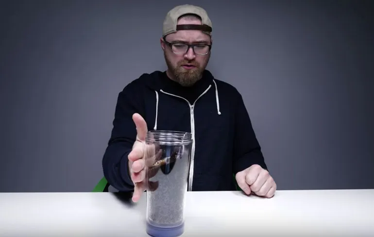 Lewis van Unbox Therapy test Mighty Mug