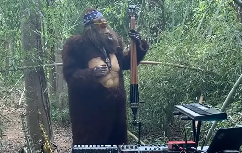 Daft Punk nummer One More Time, maar dan door Saxsquatch