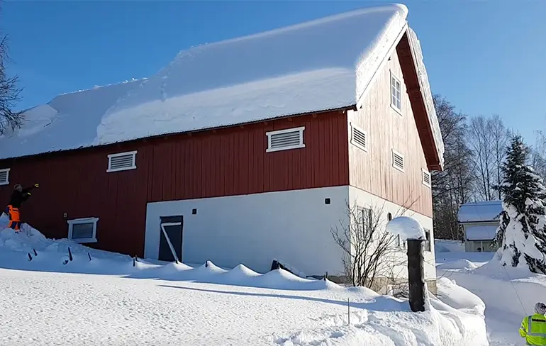 Dak sneeuwvrij maken van huis in Noorwegen doe je zo