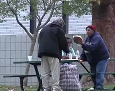 Dakloze man brengt ultieme kerstgedachte naar boven