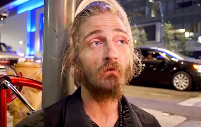 Dakloze man doet verhaal hoe het leven is in Skid Row