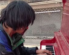 Dakloze man kan best aardig piano spelen...