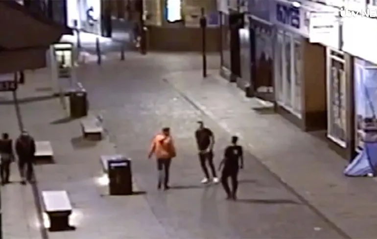 Dakloze mannen krijgen te maken met drop kick van idioot op hun tentje