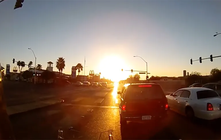 Dallas Cowyboys fan vindt niet zo leuk dat motorrijder achter hem rijdt