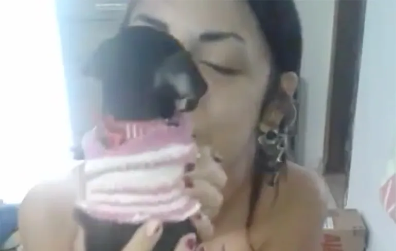 Dame brengt mooie serenade aan haar hondje...