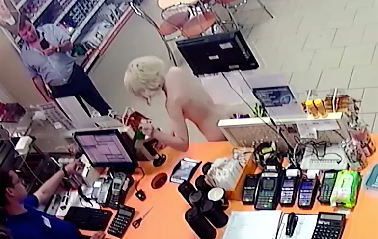 Dame heeft weddenschap verloren en lost deze in bij benzinepomp?