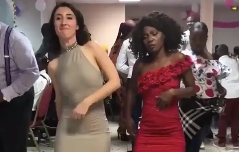 Dames doen hele succesvolle poging om show op de dansvloer te stelen