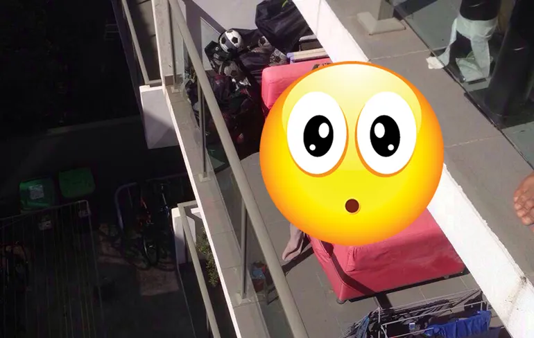 Dames, passen jullie een beetje op voor pottenkijkers tijdens het zonnen?