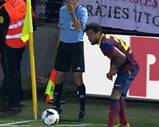 Dani Alves eet eventjes gegooide banaan