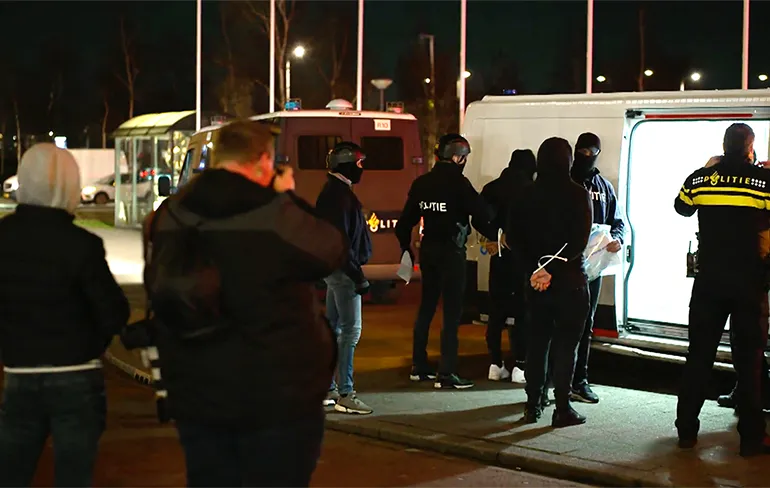 Danny Ghosen op pad met een persfotograaf tijdens rellen in Rotterdam