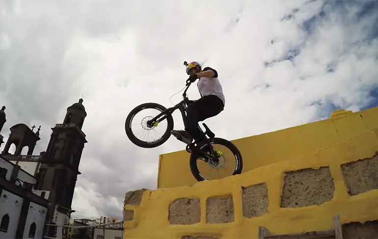 Danny MacAskill geniet van een zonnige dag op Gran Canaria