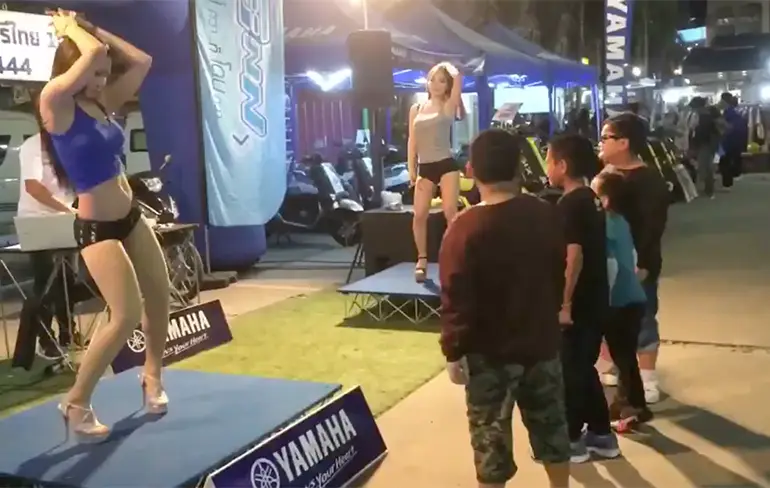 Dansende chicks kunnen wel inpakken, jongetje steelt de show!