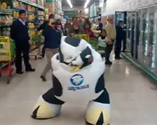 Dansende koe in Brazilië neemt zijn baan wel heel serieus...