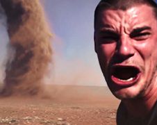 Daredevil uit Australië maakt selfie met Tornado