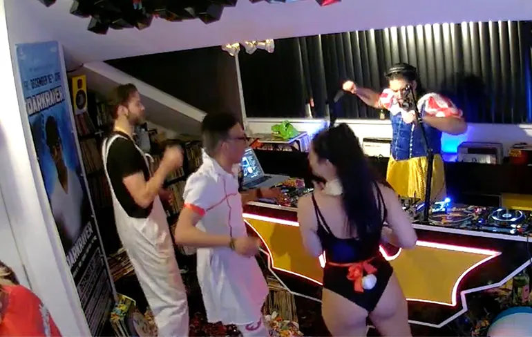 Darkraver plaatst knotsgekke legendarische carnavalsstream op Youtube