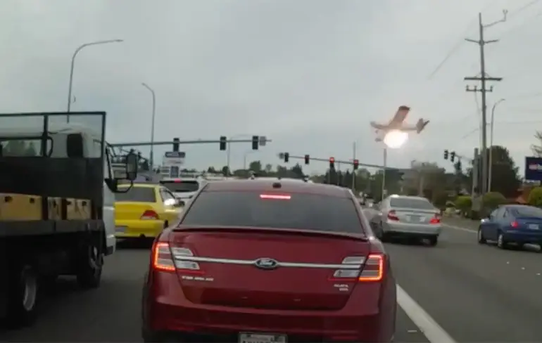 Dashcam beelden crash vliegtuigje Amerikaanse stad Mukilteo
