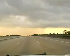 Dashcam beelden inslag bliksem naast politieauto