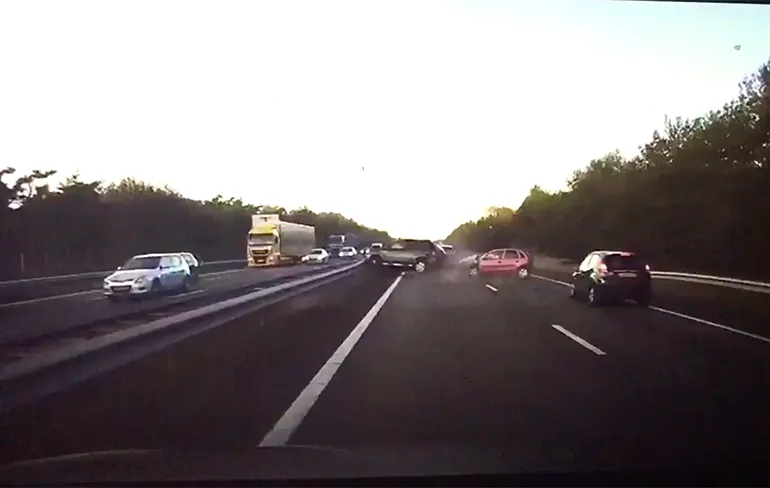 Dashcam legt auto over de kop vast op A2, Tesla herkent ongeluk
